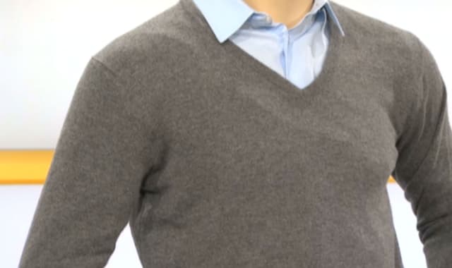 Schaufensterpuppe mit einem blauben Hemd und einem grauen Kaschmir-Pullover darüber Schaufensterpuppe mit einem blauben Hemd und einem grauen Kaschmir-Pullover darüber