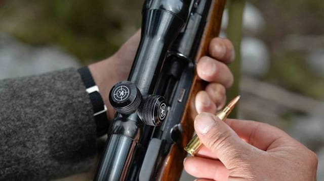 Eine Waffe wird geladen. Eine Waffe wird geladen.