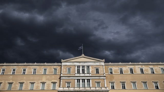 Griechisches Parlament und dunkle Wetterfront.