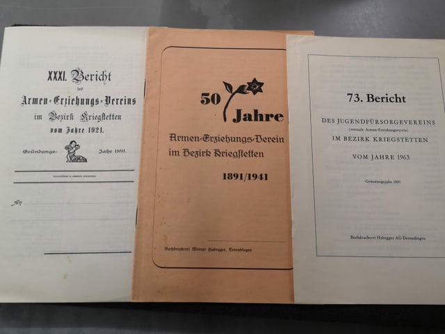 Alte Heftchen. Alte Heftchen.