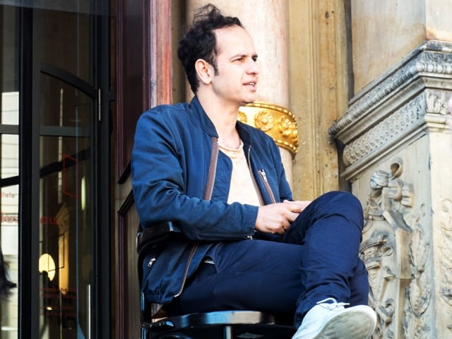 Künstler Tino Seghal sitzt vor dem Martin-Gropius-Bau. Künstler Tino Seghal sitzt vor dem Martin-Gropius-Bau.