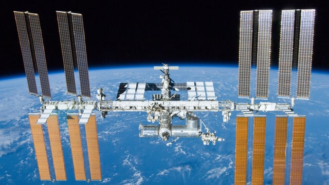 Ein Bild der Internationale Raumstation ISS auf dem im Hintergrund die Erde zu sehen ist. Ein Bild der Internationale Raumstation ISS auf dem im Hintergrund die Erde zu sehen ist.