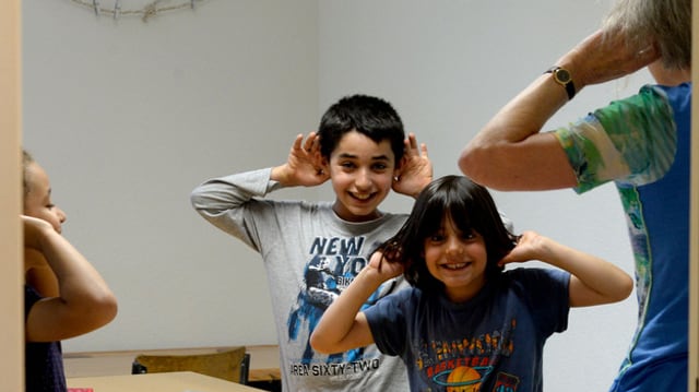 Lachende Kinder mit Frau Lachende Kinder mit Frau