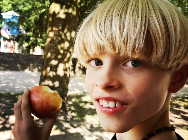 Die Geschichte von Jan (11) ist spannend und etwas kurios: «Dave» und sein Freund «Travis» sitzen auf einem alten Kühlschrank und lauern auf fette Beute.