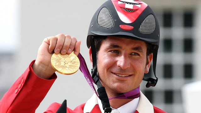 Steve Guerdat zeigt seine Goldmedaille. Steve Guerdat zeigt seine Goldmedaille.