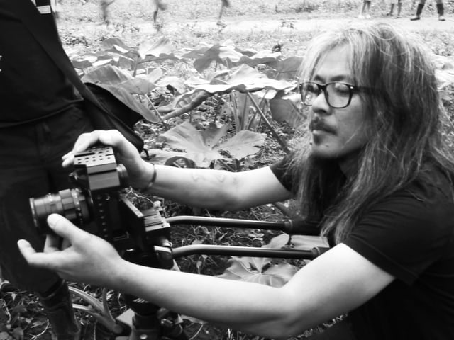 Lav Diaz handiert mit Kamera. Lav Diaz handiert mit Kamera.