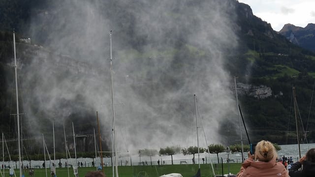 Wasserhose über dem Vierwaldstättersee bei Brunnen. Wasserhose über dem Vierwaldstättersee bei Brunnen.