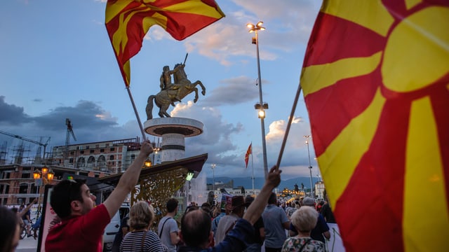 Demonstrierende auf dem Hauptplatz mit der Alexanderstatue in Skopje Demonstrierende auf dem Hauptplatz mit der Alexanderstatue in Skopje