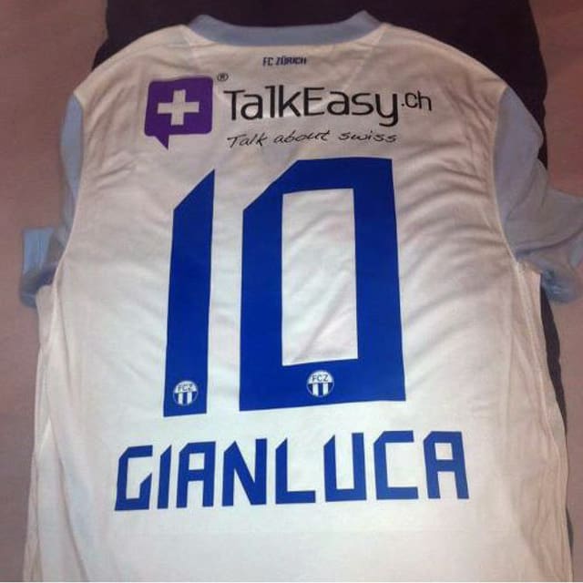 Das vom FCZ geschenkte Fussballtrikot mit Gianlucas Name. Das vom FCZ geschenkte Fussballtrikot mit Gianlucas Name.