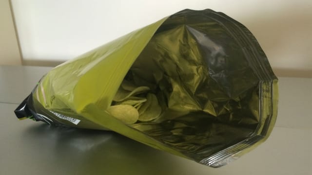 Offene Chips-Verpackung mit sehr wenig Inhalt. Offene Chips-Verpackung mit sehr wenig Inhalt.