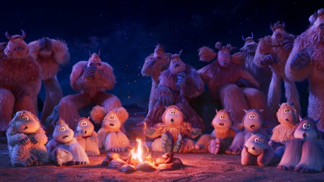 Yetis lauschen am Lagerfeuer gespannt einer Geschichte. Yetis lauschen am Lagerfeuer gespannt einer Geschichte.