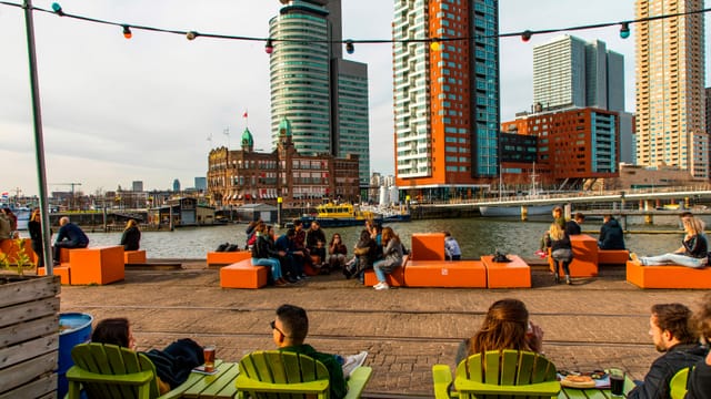 Menschen sitzen am Hafen. Menschen sitzen am Hafen.