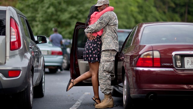 Ein Soldat aus Georgia umarmt seine Freundin auf dem Parkplatz vor seinem letzten Afghanistaneinsatz.