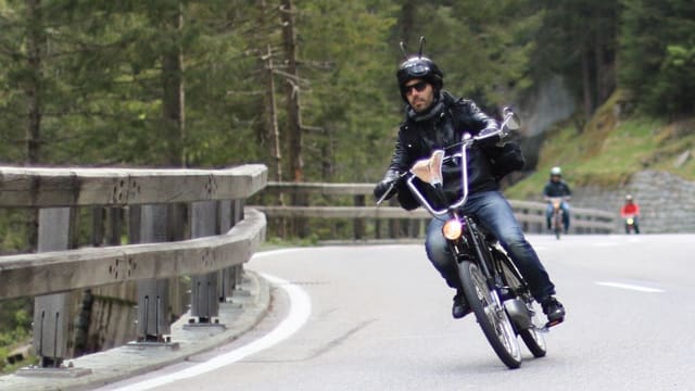 In motociclist cun corna da chamutsch sin la chapellina In motociclist cun corna da chamutsch sin la chapellina