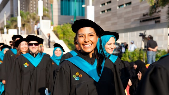 Universitäts-Absolventen warten auf die Zeremonie Universitäts-Absolventen warten auf die Zeremonie