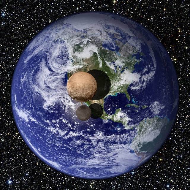 Kollage: Pluto und Charon klein vor der Erde Kollage: Pluto und Charon klein vor der Erde