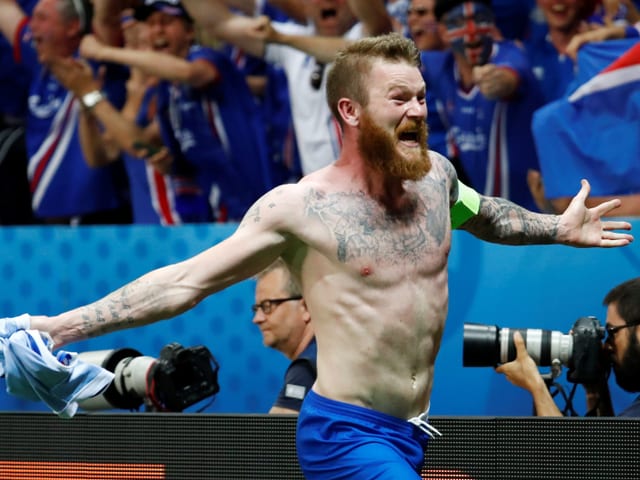 Island Spieler feiert den Sieg. Island Spieler feiert den Sieg.