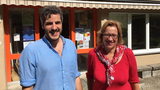 Ein Mann und eine Frau vor dem neuen Quartierlokal. Ein Mann und eine Frau vor dem neuen Quartierlokal.
