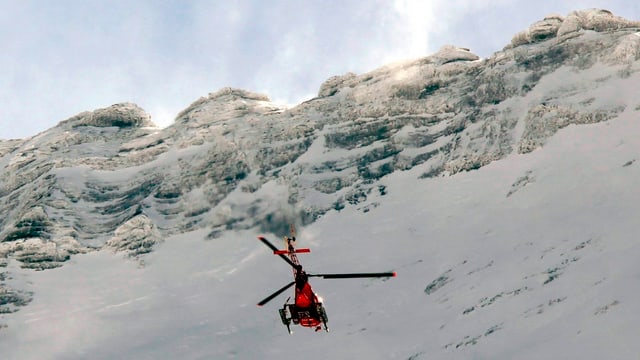 Rettungshelikopter vor der Eiger-Nordwand. Rettungshelikopter vor der Eiger-Nordwand.