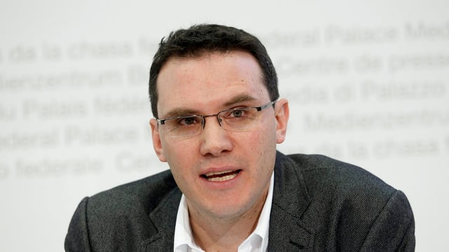 Der Forscher spricht an einer Pressekonferenz Der Forscher spricht an einer Pressekonferenz