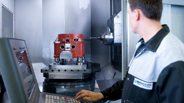 Ein Angestellter der Berghoff Gruppe bei der Arbeit. Ein Angestellter der Berghoff Gruppe bei der Arbeit.