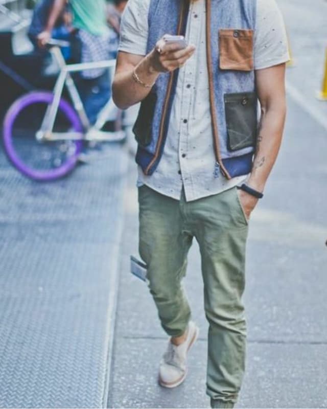 Mann mit Weste und T-Shirthemd und Hauptschuhen