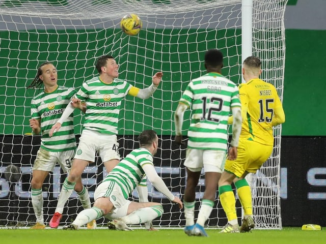 Die geschwächte Celtic-Truppe kassiert das 1:0 durch Hibernians Kevin Nisbet. Die geschwächte Celtic-Truppe kassiert das 1:0 durch Hibernians Kevin Nisbet.