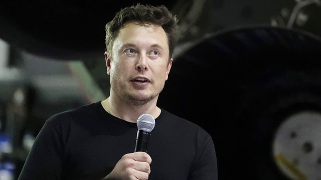 Elon Musk, Mikrofon in der Hand haltend Elon Musk, Mikrofon in der Hand haltend