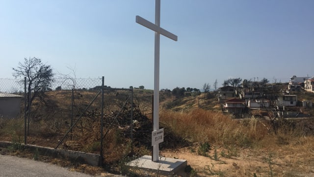 Ein grosses weisses Kreuz ausserhalb des Dorfes. Ein grosses weisses Kreuz ausserhalb des Dorfes.