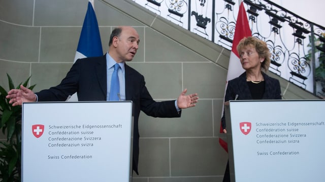 Moscovici und Widmer-Schlumpf an PK in Bern. Moscovici und Widmer-Schlumpf an PK in Bern.