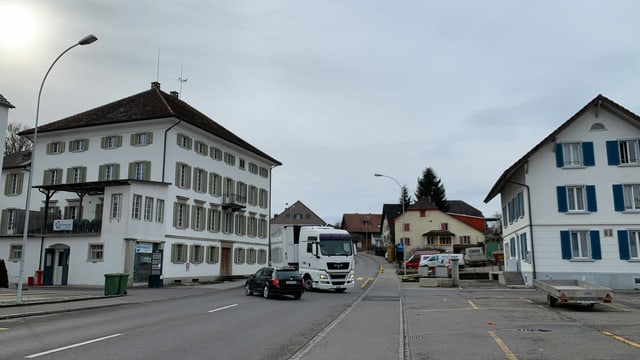 Ein weisser Lastwagen fährt zur ehemaligen Schlachterei Marti in Othmarsingen. Ein weisser Lastwagen fährt zur ehemaligen Schlachterei Marti in Othmarsingen.