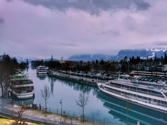 Aare mit Kursschiffen, im Hintergrund ein Zug.