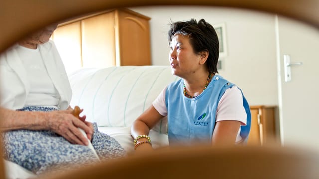 Spitexangestellte im Gespräch mit Seniorin. Spitexangestellte im Gespräch mit Seniorin.