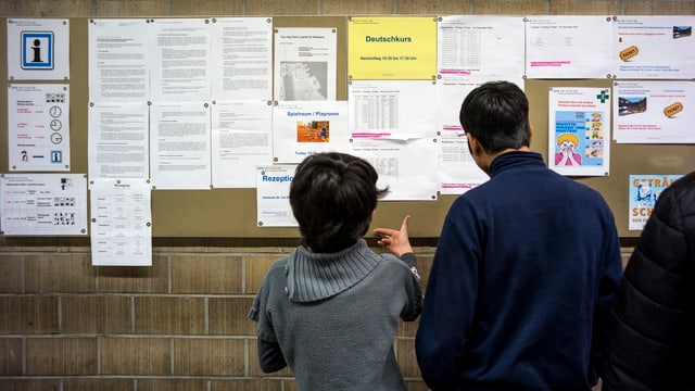 Asylsuchende studieren Informationen im Bundesasylzentrum Glaubenberg in Sarnen (OW). Asylsuchende studieren Informationen im Bundesasylzentrum Glaubenberg in Sarnen (OW).