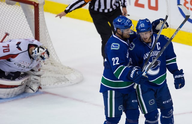 Daniel Sedin umarmt Zwillingsbruder Henrik. Daniel Sedin umarmt Zwillingsbruder Henrik.