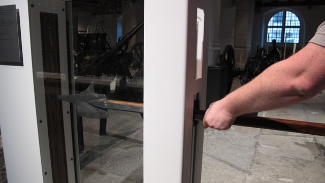 Ein Schaukasten, in dem man eine Hellebarde in die Hand nehmen kann. Ein Schaukasten, in dem man eine Hellebarde in die Hand nehmen kann.
