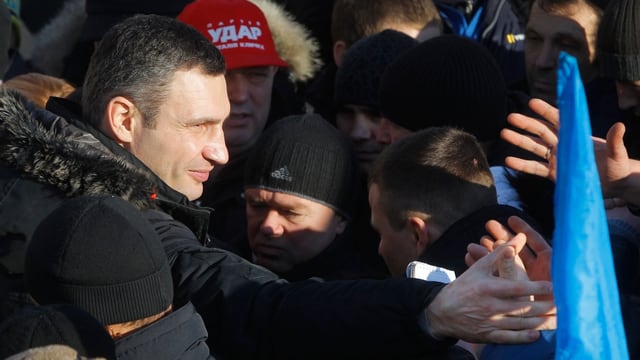 Oppositionsführer Vitali Klitschko inmitten vieler Menschen. Oppositionsführer Vitali Klitschko inmitten vieler Menschen.