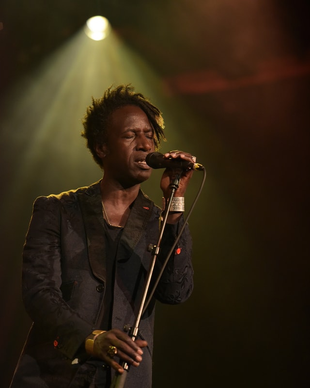 Der Spoken-Word-Künstler Saul Williams hinter einem Mikrophon. Der Spoken-Word-Künstler Saul Williams hinter einem Mikrophon.
