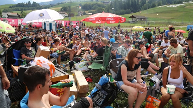 Gia il suentermezdi spetgavan blers visitaders davant l’areal dal Open Air Lumnezia. Gia il suentermezdi spetgavan blers visitaders davant l’areal dal Open Air Lumnezia.
