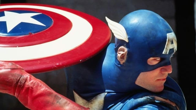 Filmausschnitt aus der 90er-Jahre-Adaption von Captain America: Der Titelheld holt zum Wurf aus. Filmausschnitt aus der 90er-Jahre-Adaption von Captain America: Der Titelheld holt zum Wurf aus.