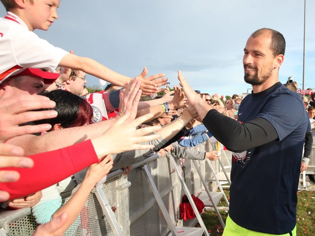 Fabio Coltorti klatscht die Fans ab
