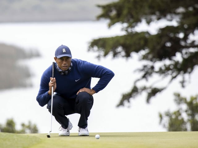 Tiger Woods geht auf dem Green in die Hocke. Tiger Woods geht auf dem Green in die Hocke.