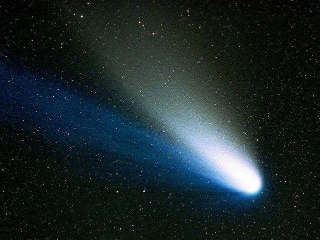 Dunkler Sternenhimmel mit einem hellen Schweif am Himmel (=Komet). Dunkler Sternenhimmel mit einem hellen Schweif am Himmel (=Komet).