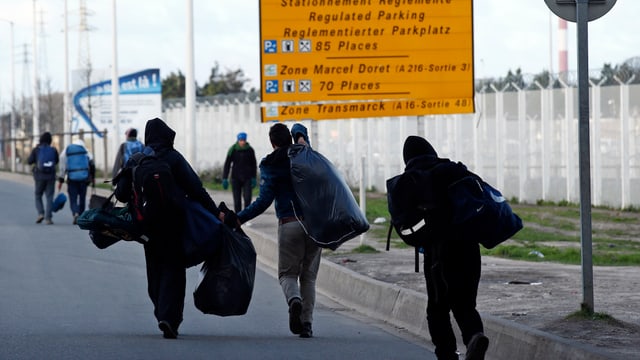 Flüchtlinge aus dem «Dschungel von Calais» verlassen das Camp (15. Januar). Flüchtlinge aus dem «Dschungel von Calais» verlassen das Camp (15. Januar).