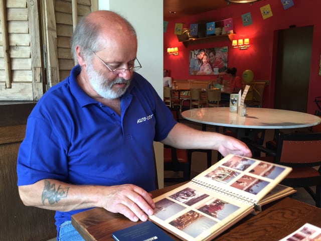 Toni mit Fotoalbum Toni mit Fotoalbum
