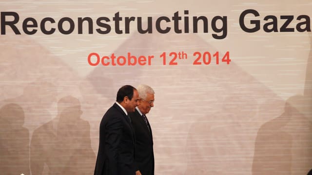 Der ägyptische Präsident Abdel Fattah al-Sisi und Palästinenserpräsident Mahmoud Abbas (hinten). Der ägyptische Präsident Abdel Fattah al-Sisi und Palästinenserpräsident Mahmoud Abbas (hinten).