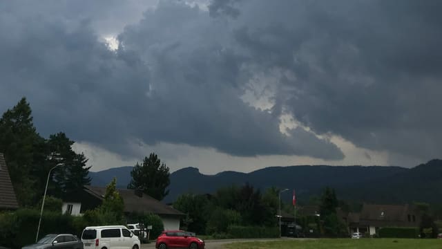 Dicke Gewitterwolken am frühen Sonntagnachmittag über dem Laufental. Dicke Gewitterwolken am frühen Sonntagnachmittag über dem Laufental.