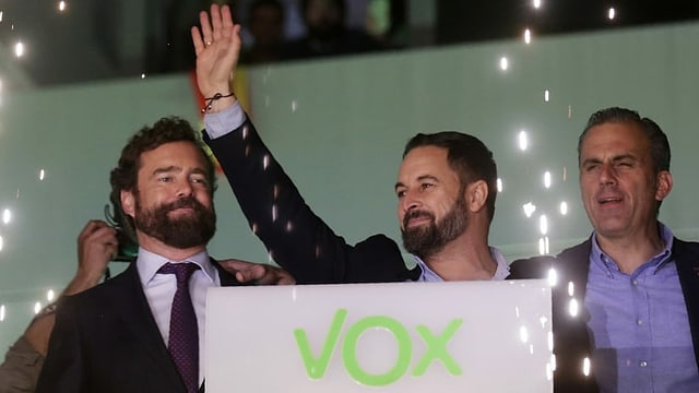 Santiago Abascal (winkend, Bildmitte) Santiago Abascal (winkend, Bildmitte)