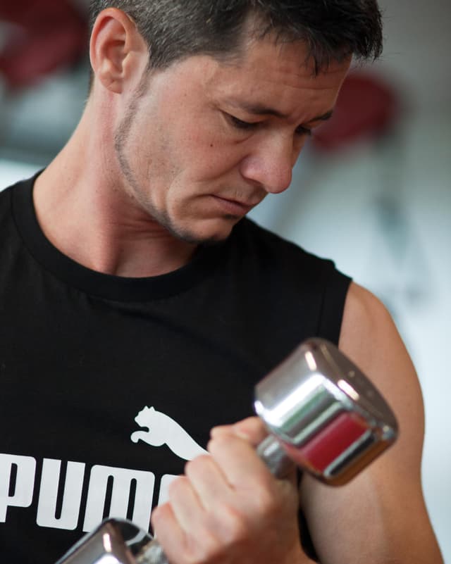 Niklaus Flütsch beim Training mit Hanteln. Niklaus Flütsch beim Training mit Hanteln.