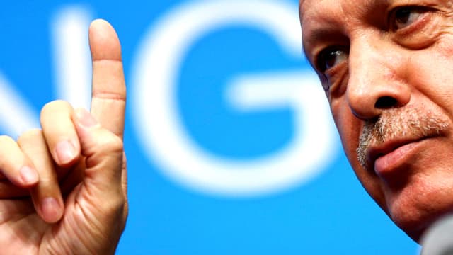 Der türkische Präsident Recep Tayyip Erdogan. Er streckt warnend den Zeigefinger aus.